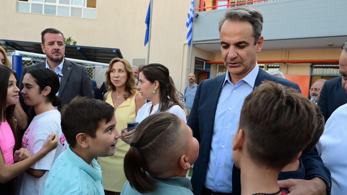 «Καλή πρόοδο, υγεία και χαρές»: Στην Νέα Φιλαδέλφεια ο Κυριάκος Μητσοτάκης για τον αγιασμό των σχολείων