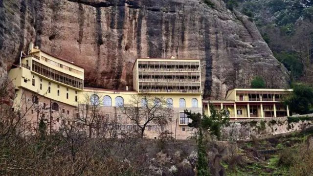 Καλάβρυτα: Συνέλαβαν τον ηγούμενο της Μονής Μεγάλου Σπηλαίου – Αποπειράθηκε να πουλήσει Ευαγγέλιο του 1700 έναντι 200.000 ευρώ