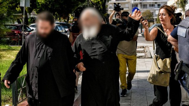 Μονή Μεγάλου Σπηλαίου: Ο αρχαιοκάπηλος ηγούμενος ήθελε να πουλήσει και τοιχογραφίες της μονής – Έσπρωξε δημοσιογράφο στο δικαστικό μέγαρο