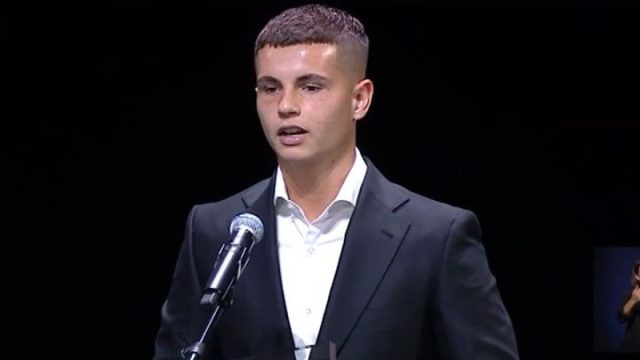 «Αφιερωμένο στον πατέρα μου»: Ο Χρήστος Μουζακίτης του Ολυμπιακού βραβεύτηκε από τον ΠΣΑΠΠ και συγκινήθηκε