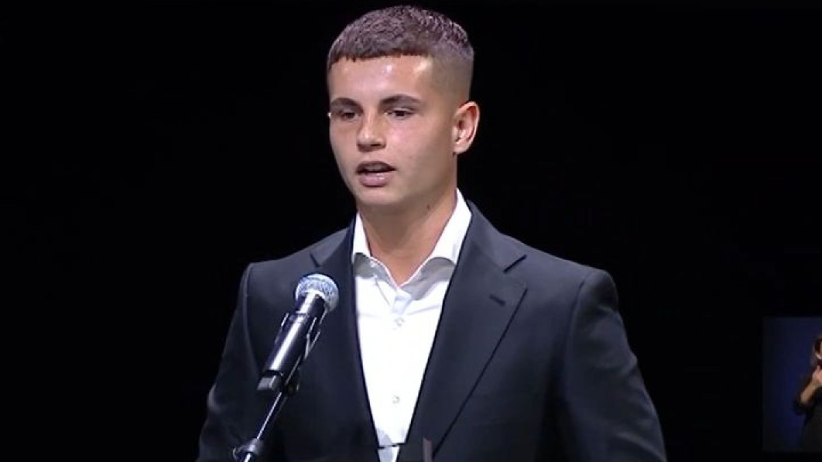 «Αφιερωμένο στον πατέρα μου»: Ο Χρήστος Μουζακίτης του Ολυμπιακού βραβεύτηκε από τον ΠΣΑΠΠ και συγκινήθηκε