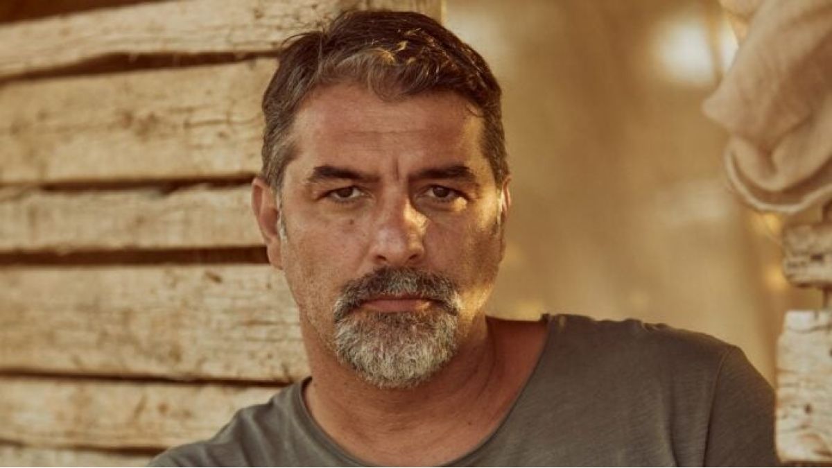 Βασίλης Μπισμπίκης: Στην Τροχαία ο ηθοποιός – Τον αναζητούσαν γιατί προκάλεσε φθορές σε αυτοκίνητα και εγκατέλειψε το σημείο