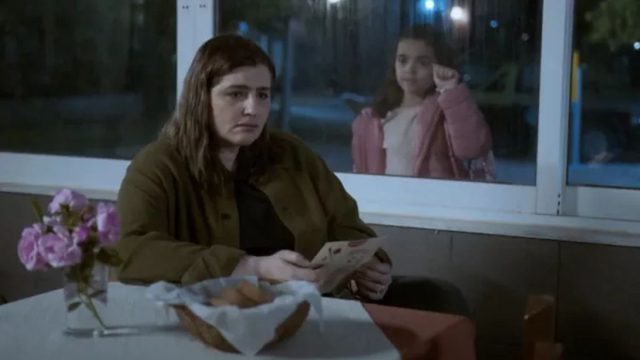 «Το βλέπω με χαρτομάντιλα»: Συγκινήθηκε το Χ στην πρεμιέρα της σειράς «Να με λες μαμά»