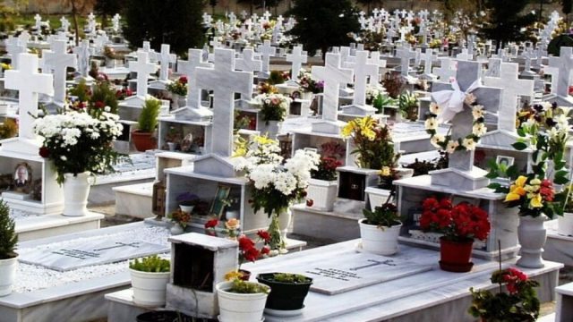 Χαλκίδα: Άγριος καβγάς σε νεκροταφείο – Πιάστηκαν στα χέρια και του άνοιξε το κεφάλι με φτυάρι