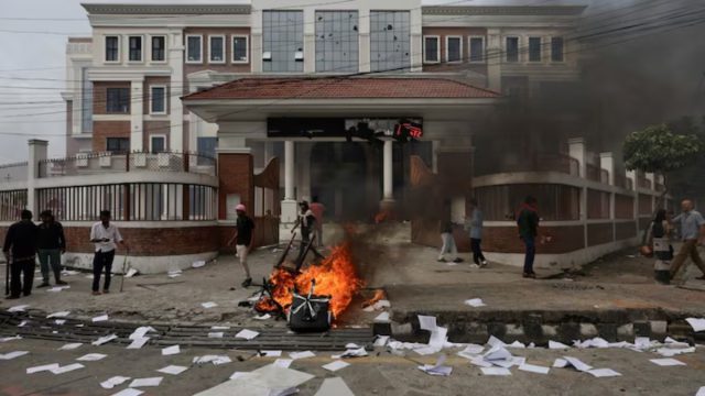 Φλέγεται το Νεπάλ: Διαδηλωτές έκαψαν ζωντανή τη σύζυγο πρώην πρωθυπουργού μέσα στο σπίτι της