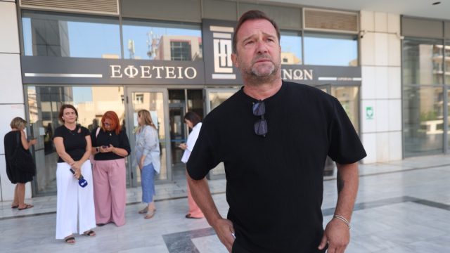 Οργή Πλακιά για τη διαρροή φωτογραφιών με τις σορούς σε σακούλες – «Θα σκοτώνουμε τις μάνες κάθε μέρα;»