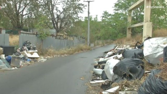 Αυτοσχέδιες χωματερές στο Μενίδι: Σκουπίδια, μπάζα και κλαδέματα συσσωρεύονται σε οικόπεδα