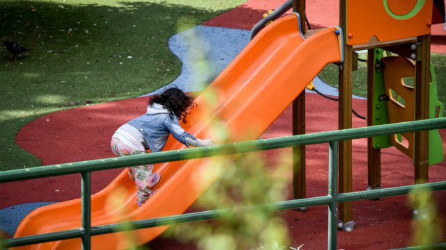 Λαχτάρα για γονείς στην Αρτέμιδα: 9χρονη έπαθε ηλεκτροπληξία από γυμνά καλώδια σε παιδική χαρά