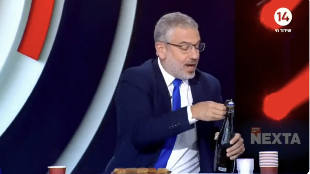 Ισραήλ: Παρουσιαστής άνοιξε σαμπάνιες για την επίθεση στη Ντόχα – «Ας ελπίσουμε ότι όλοι εκεί θα εξοντωθούν», είπε