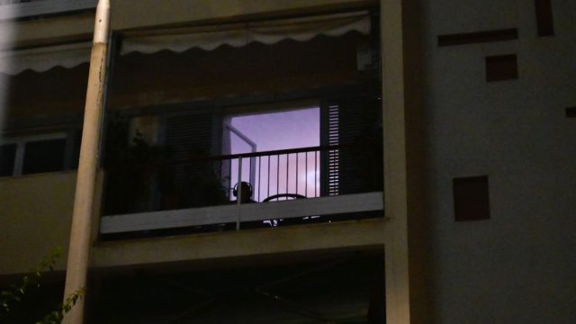 «Έκοψε μόνη της τον ομφάλιο λώρο και πέθανε»: Μπροστά στα παιδιά της πέθανε η γυναίκα που γέννησε μέσα στο διαμέρισμα στα Πατήσια