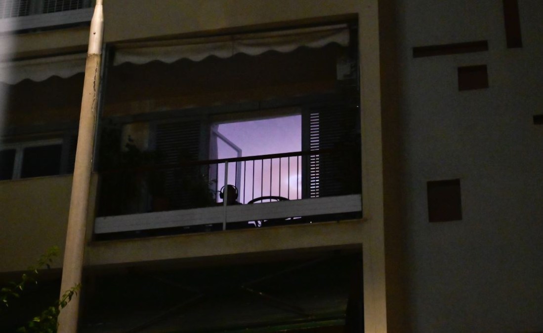 «Έκοψε μόνη της τον ομφάλιο λώρο και πέθανε»: Μπροστά στα παιδιά της πέθανε η γυναίκα που γέννησε μέσα στο διαμέρισμα στα Πατήσια