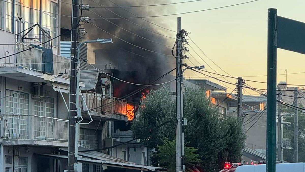 Φωτιά σε βιοτεχνία στο Περιστέρι – Στο σημείο 14 πυροσβέστες