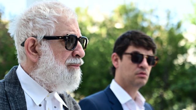 Πέτρος Φιλιππίδης: «Εδώ και ένα χρόνο περιμένει να πάρει τη σύνταξή του» – Το ποσό που θα λαμβάνει μηνιαίως