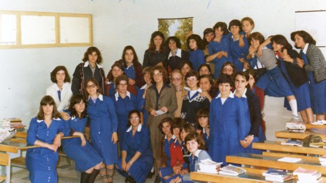 Σχολική ποδιά: Ο λόγος που καταργήθηκε – Μια ιστορική αναδρομή