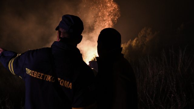 Φωτιά σε εγκαταλελειμμένο ξενοδοχείο στην Αθήνα – Απεγκλωβίστηκαν άνθρωποι
