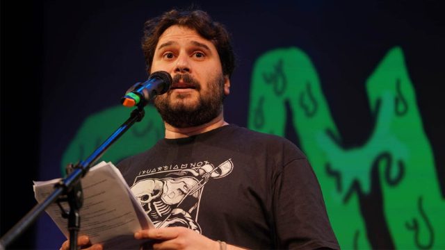 Δεν έχουν τέλος τα «αστεία» από τον Πάρι Ρούπο: Κάνει «πλάκα» λέγοντας πως αυνανίστηκε με εικόνισμα της Αγίας Φωτεινής