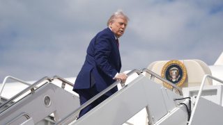 Συναγερμός στο Air Force One του Τραμπ: Αεροπλάνο παραλίγο να πέσει πάνω του