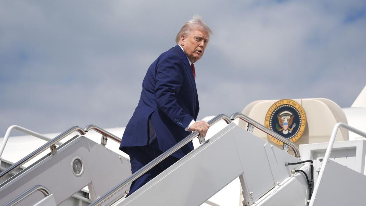 Συναγερμός στο Air Force One του Τραμπ: Αεροπλάνο παραλίγο να πέσει πάνω του