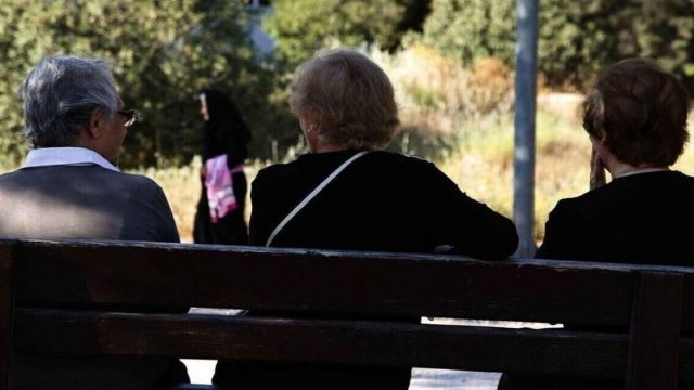 Συνταξιούχοι… πολλών ταχυτήτων: Πώς θα κυμανθούν οι αυξήσεις από το 2026