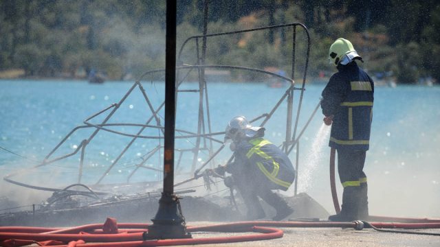 Συναγερμός στη Λευκάδα: Βυθίστηκε τουριστικό σκάφος μετά από φωτιά