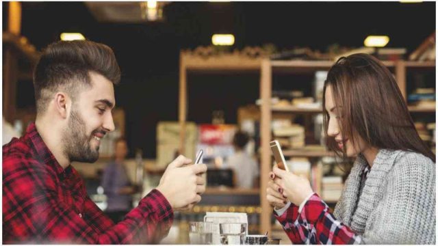 Μπορεί να υπάρξει αληθινή σχέση μέσα από τα social media;