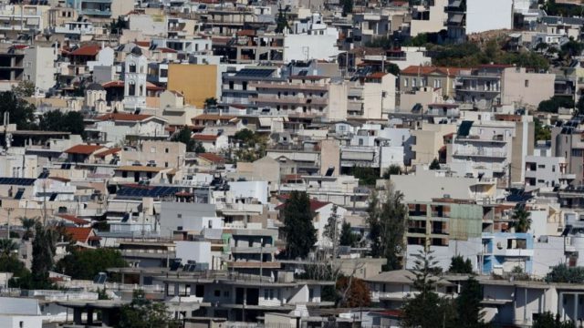 Ο «εγκλωβισμός» της νέας γενιάς στο πατρικό σπίτι: «Πονοκέφαλος» για τους νέους η στέγαση και τα έξοδα
