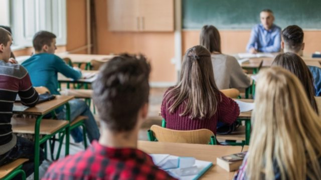 Συμπλοκή ανηλίκων έξω από σχολείο στο Ίλιον: Τραυματίστηκε 13χρονη μαθήτρια στο πρόσωπο