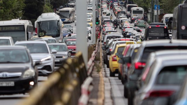 Συγκρούστηκε λεωφορείο με γερανό στη λεωφόρο Συγγρού – Μποτιλιάρισμα στο σημείο