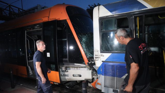 «Πέσαμε όλοι κάτω, σε κάποιους τρέχανε τα αίματα»: Συγκλονίζει μαρτυρία για τη σύγκρουση λεωφορείου με τραμ στον Πειραιά