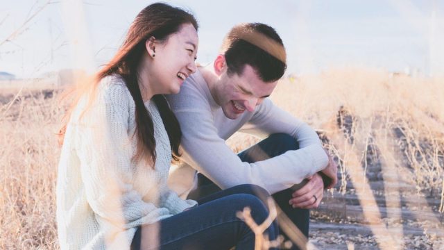 Τα ετερώνυμα έλκονται; Ποια είναι η αλήθεια για τις σχέσεις πίσω από αυτό το διάσημο ρητό