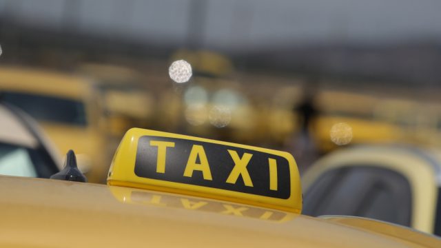 Ακραίο σκηνικό στο «Ελ. Βενιζέλος»: Οδηγός ταξί απείλησε με μαχαίρι συνάδελφό του για μία κούρσα