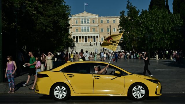 Χωρίς ταξί για δύο ημέρες η Αττική – «Αν δεν αποσυρθεί η ΚΥΑ, θα πάμε σε απεργία διαρκείας»
