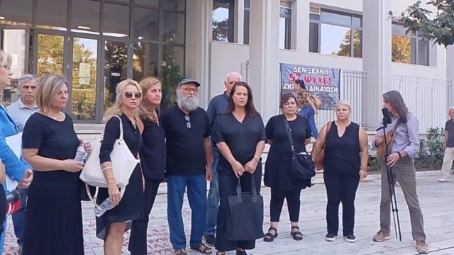 «Είναι δυνατόν ο Εισαγγελέας να μην ακούει δύο χαροκαμένες μάνες;»: Συμπληρωματική ανάκριση ζητούν συγγενείς θυμάτων των Τεμπών