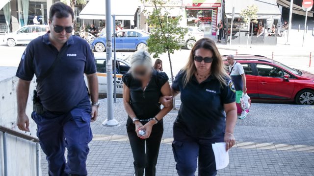 Τροχαίο στη Θέρμη: Με σκυμμένο κεφάλι στα δικαστήρια η 45χρονη – Τι θα ισχυριστεί στην απολογία της
