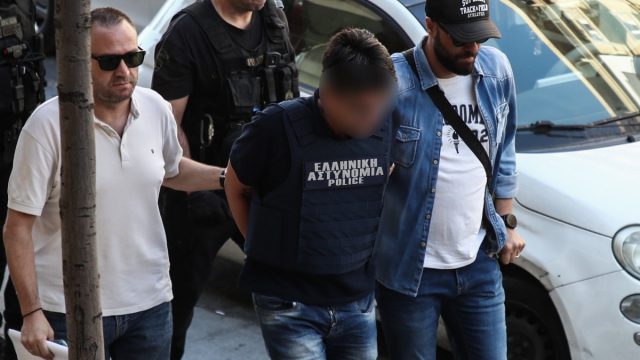 «Μου γκρίνιαξε, πιέστηκα και τη σκότωσα»: Τα πρώτα λόγια του αδελφοκτόνου στη Θεσσαλονίκη