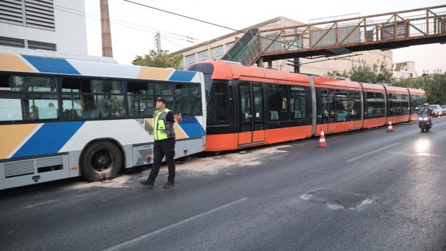 Λεωφορείο συγκρούστηκε με τραμ στον Πειραιά – 30 τραυματίες