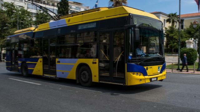 Άγριος ξυλοδαρμός οδηγού τρόλεϊ στον Πειραιά – Διαμαρτυρήθηκε επειδή ΙΧ του έκλεινε τον δρόμο