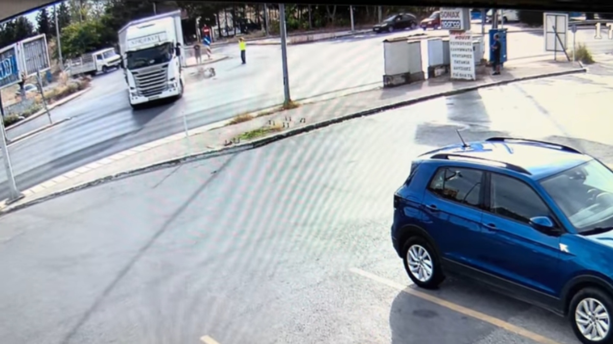 Θεσσαλονίκη: Η σοκαριστική στιγμή που φορτηγό περνά με κόκκινο και μοτοσικλετιστής πέφτει νεκρός