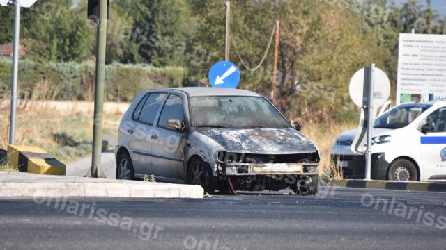 Σοκαριστικό τροχαίο στη Λάρισα: Σφοδρή σύγκρουση αυτοκινήτων και φωτιά στο ένα ΙΧ