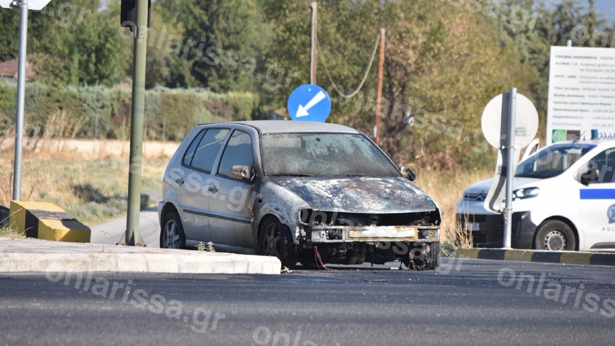 Σοκαριστικό τροχαίο στη Λάρισα: Σφοδρή σύγκρουση αυτοκινήτων και φωτιά στο ένα ΙΧ