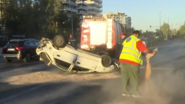 Ανετράπη αυτοκίνητο στην Ποσειδώνος: Στο νοσοκομείο ο οδηγός – Πού υπάρχει μποτιλιάρισμα