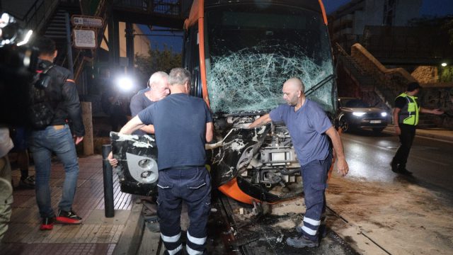 Τροχαίο στον Πειραιά: Δεκάδες τραυματίες από τη σύγκρουση τραμ με λεωφορείο – Ζαλίστηκε ο μηχανοδηγός