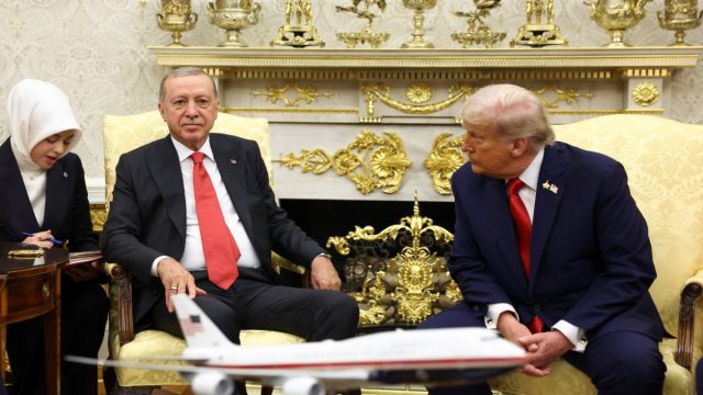 «Είναι φίλος μου, θα αγοράσει F-16 και F-35»: Η θερμή υποδοχή του Ερντογάν από τον Τραμπ στον Λευκό Οίκο