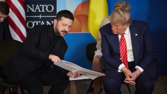 «Με τη βοήθεια ΕΕ και ΝΑΤΟ μπορεί να ανακτήσει όλα τα εδάφη της»: Ο Τραμπ στηρίζει την Ουκρανία