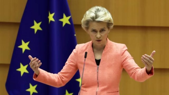 «Συνηθισμένοι σε απειλές και εκφοβισμούς από τη Μόσχα»: Η Κομισιόν για τις παρεμβολές στο αεροπλάνο της Φον ντερ Λάιεν