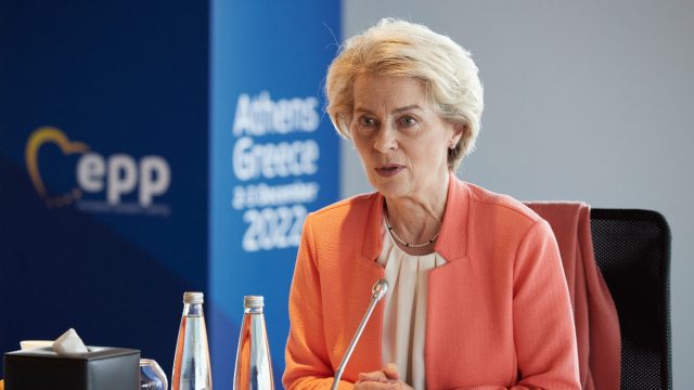 Συναγερμός για την φον ντερ Λάιεν: Ρωσική δολιοφθορά στο αεροπλάνο την ανάγκασε να προσγειωθεί… με χάρτες