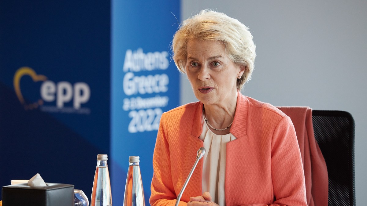 Συναγερμός για την φον ντερ Λάιεν: Ρωσική δολιοφθορά στο αεροπλάνο την ανάγκασε να προσγειωθεί… με χάρτες
