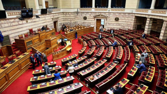 Η ακρίβεια σαρώνει… μέχρι και τη Βουλή: Νερό και καφές γίνονται «πολυτέλεια» – Στα 3 ευρώ το γιαούρτι