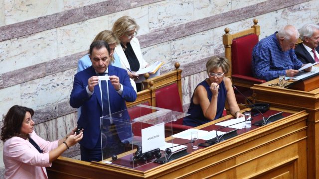 Βουλή: Κληρώθηκαν τα μέλη του Δικαστικού Συμβουλίου για τη δίωξη Καραμανλή στην υπόθεση των Τεμπών