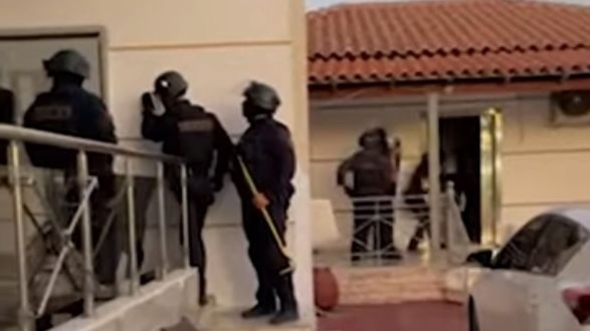 Μεγάλη αστυνομική επιχείρηση στο Ζεφύρι: Οκτώ συλλήψεις και κατασχέσεις όπλων